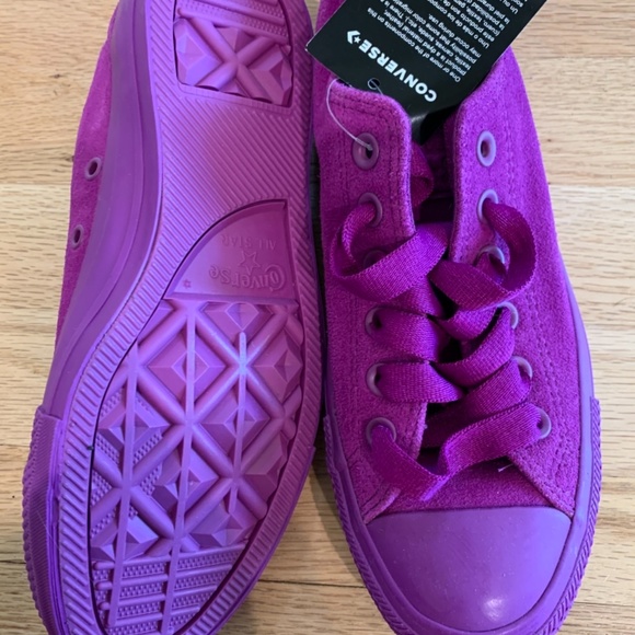 New Converse suede leather low tops, size 5 kid's/7 women's - Picture 2 of 3